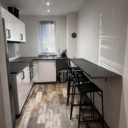 2-zimmer Wohnung, Parkplatz Und Terrasse, Nah A10 Und Berlin